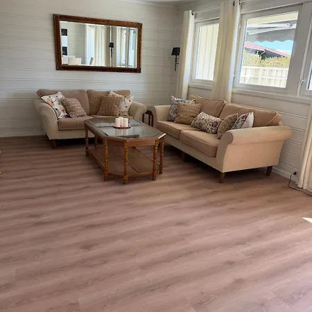 Cozy Four Bedroom House Direct To Forest Close To Sea, And Amenities *