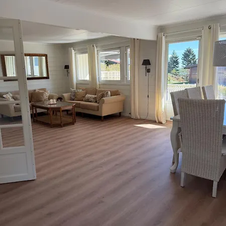 Cozy Four Bedroom House Direct To Forest Close To Sea, And Amenities