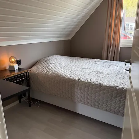 Cozy Four Bedroom House Direct To Forest Close To Sea, And Amenities *