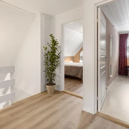 Cozy Four Bedroom House Direct To Forest Close To Sea, And Amenities