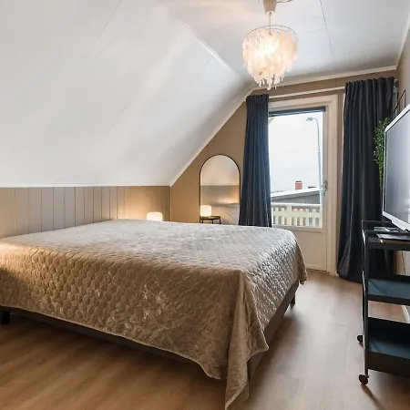 Cozy Four Bedroom House Direct To Forest Close To Sea, And Amenities *