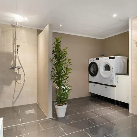 Cozy Four Bedroom House Direct To Forest Close To Sea, And Amenities